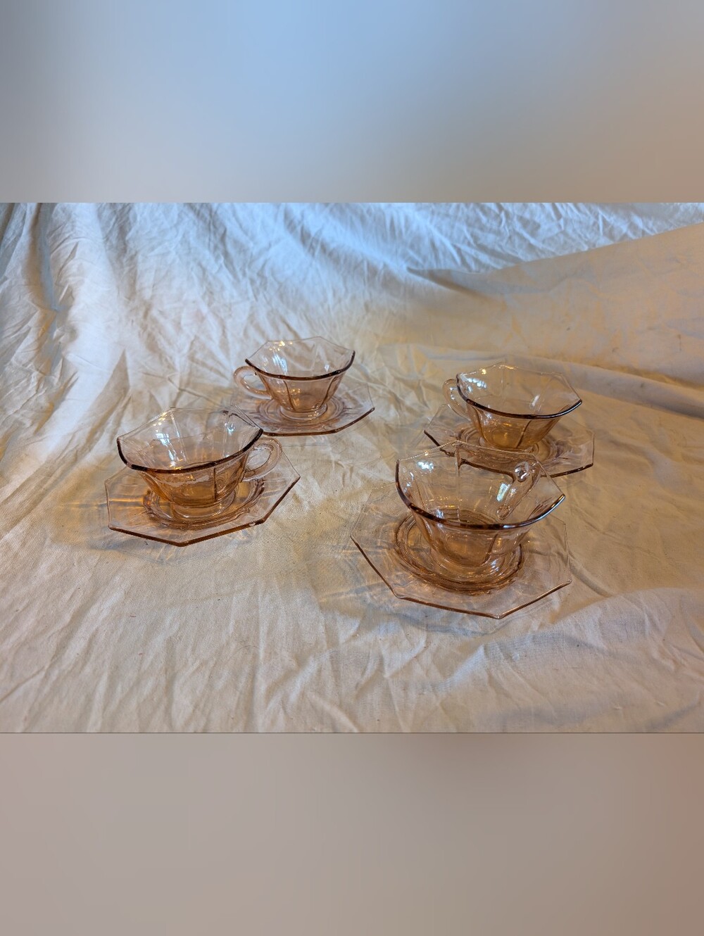 2/100$ Vintage Pink Glass Tea Cups with Hexagonal Saucers - Set of 4
